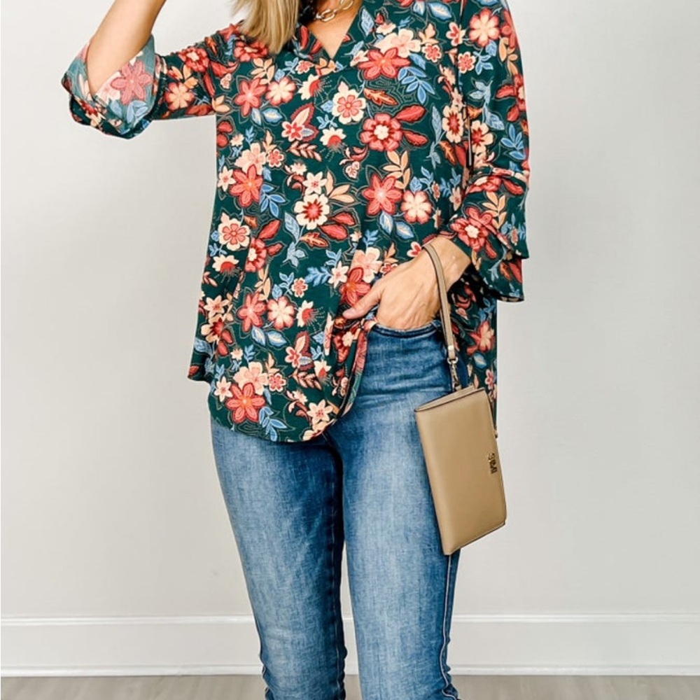 NEW! Dear Scarlett 3/4 length Bell Sleeve Top L Hunter Green Floral Print - Picture 5 of 5
